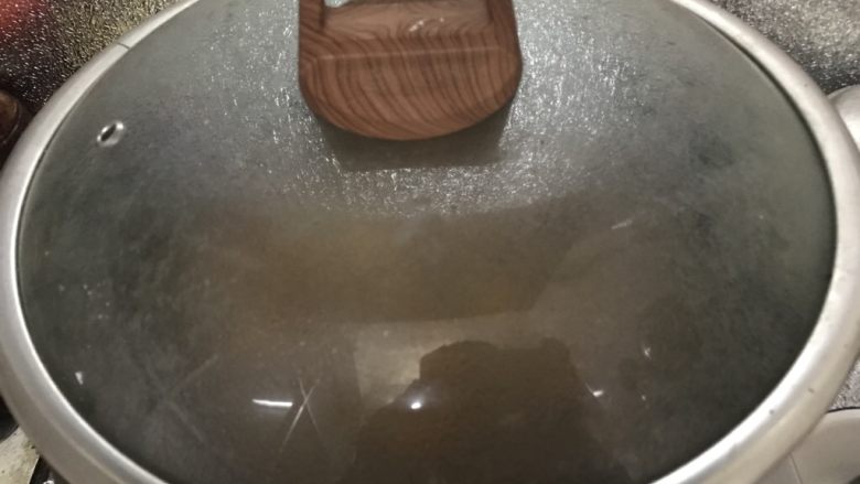 饭扫光的黄焖鸡米饭,调中火,盖上盖子焖五分钟。