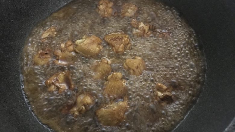饭扫光的黄焖鸡米饭,再把香菇水倒入,没过鸡翅中。
