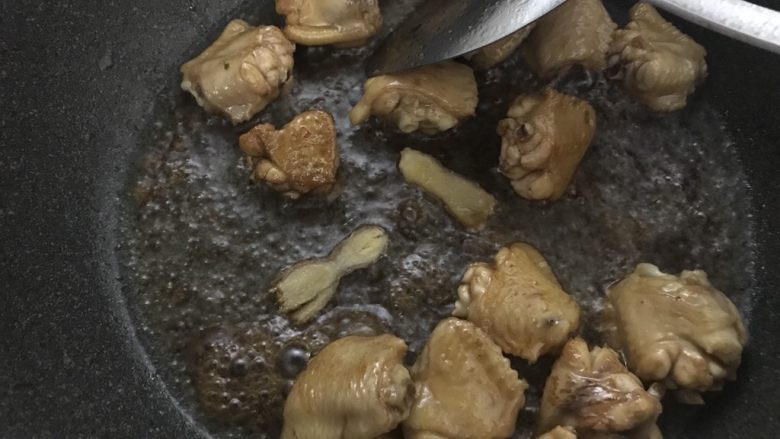 饭扫光的黄焖鸡米饭,调大火,加入姜片,如果吃辣,这步加入小米辣椒。