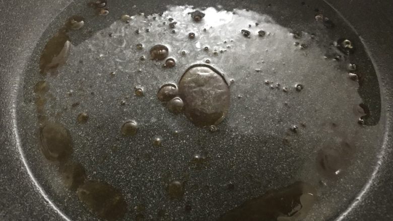 饭扫光的黄焖鸡米饭,糖融化后,调小火,熬至琥珀色。
