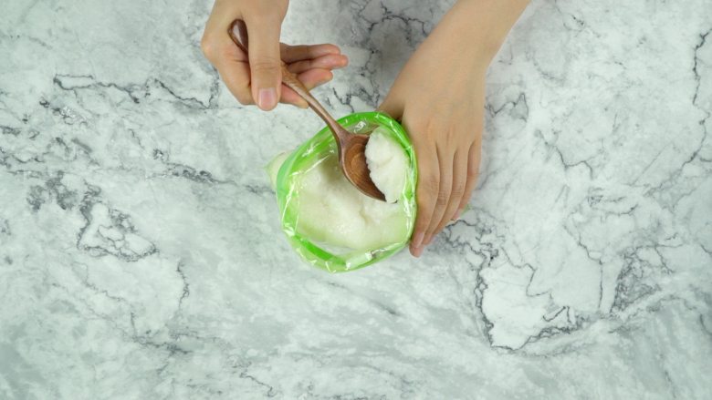 微波炉米麻薯,取适量米团放在手心，揉圆按扁