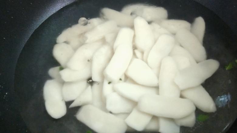 小炒荠菜年糕,锅中坐水烧开,下年糕焯至微软,过凉水备用