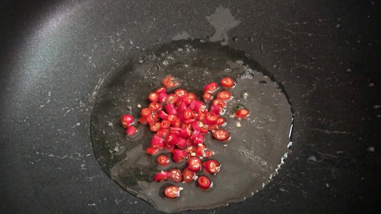 小炒荠菜年糕,热锅凉油,下小米椒