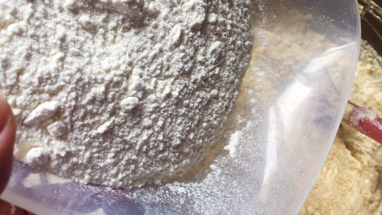 红枣蛋糕,面粉和泡打粉混合过筛后,倒入黄油糊里,用橡皮刮刀翻拌均匀