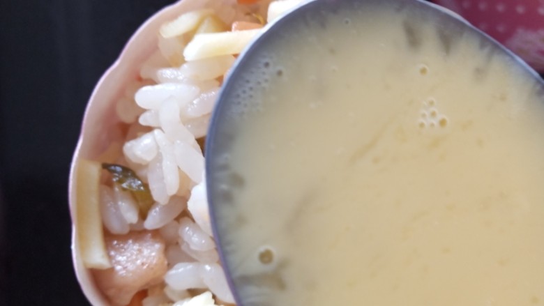 杯子芝士米饭蛋糕,加入蛋液