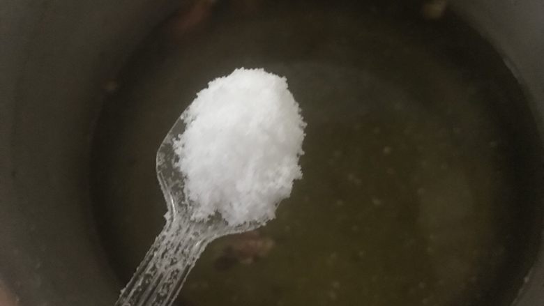 看球小零食,盐焗鸡爪,取个汤锅,加入水,加10克盐焗鸡粉,再加盐(盐不要加太多,不够咸后面再加),煮开。