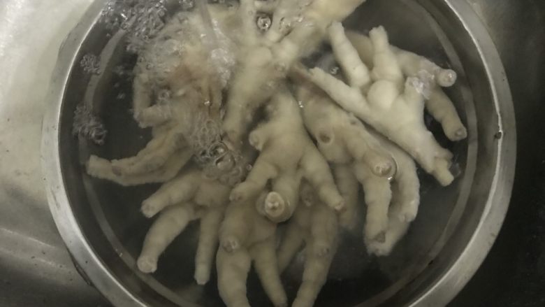 看球小零食,盐焗鸡爪,煮好的鸡爪放入冲冷水,去除胶质。