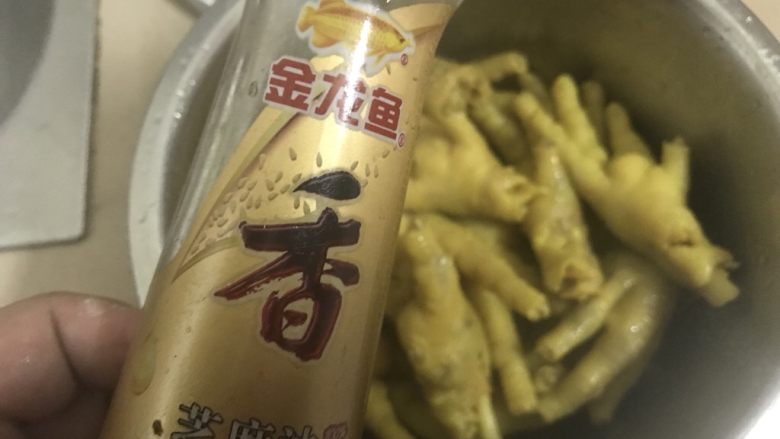 看球小零食，盐焗鸡爪,煮好的鸡爪，加入芝麻香油防粘。然后等到冷却后，放入冰箱冷藏一夜，鸡皮就会变爽口了。