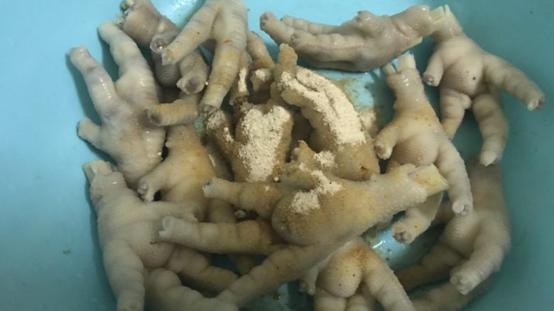 看球小零食,盐焗鸡爪,冲好的鸡爪捞起,一定要放入大盆,放入10克<a style='color:red;display:inline-block;' href='/shicai/ 50968'>盐焗鸡粉</a>。