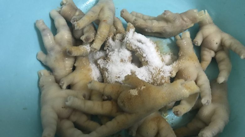 看球小零食,盐焗鸡爪,再放入10克盐。