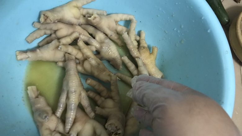 看球小零食,盐焗鸡爪,戴手套,加点水,抓均匀。