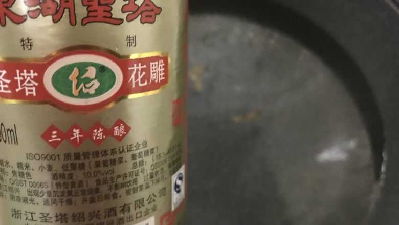 看球小零食,盐焗鸡爪,大火,炒锅烧水,加入姜片料酒煮开。