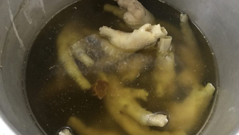 看球小零食,盐焗鸡爪,加入腌好的鸡爪。