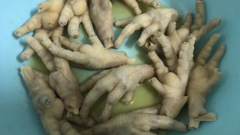 看球小零食,盐焗鸡爪,腌2小时左右。腌太久会很咸。