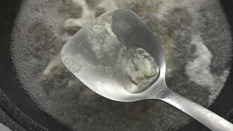 看球小零食,盐焗鸡爪,撇去浮沫。