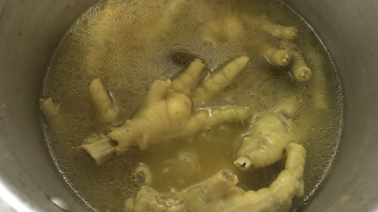 看球小零食,盐焗鸡爪,鸡爪煮12-15分钟。看鸡爪大小。不要老是碰它,不然容易破皮不好看。