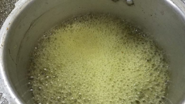 看球小零食,盐焗鸡爪,煮开后。