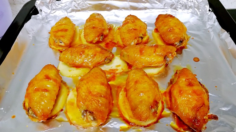 土豆烤鸡翅,出炉,香味扑鼻而来。