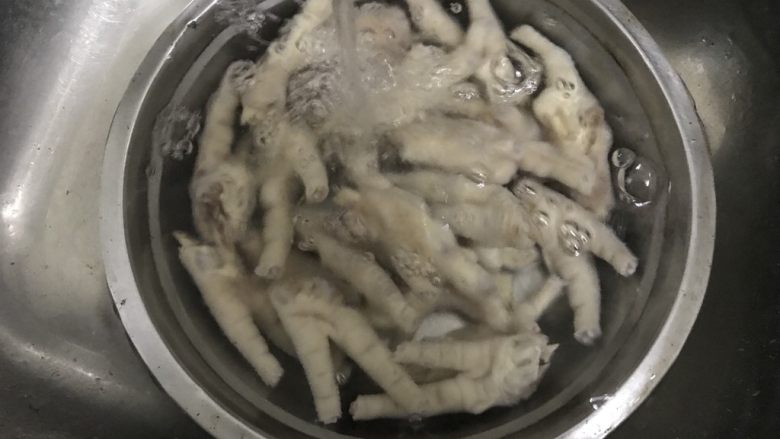 看剧陪伴的小零嘴,泡椒鸡爪,把煮好的鸡爪冲凉水。