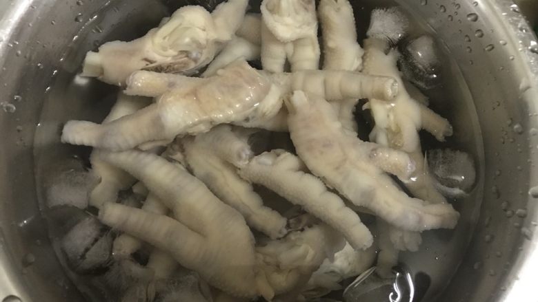 看剧陪伴的小零嘴,泡椒鸡爪,把鸡爪放入冰水中浸泡备用。