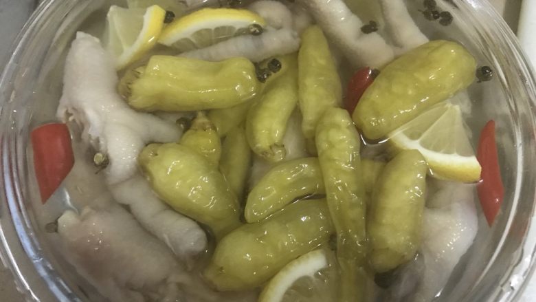 看剧陪伴的小零嘴,泡椒鸡爪,把泡椒水调入凉白开和醋,这个根据自己的口味调,要辣点的把泡椒切开,还放入小米辣。倒入大碗中。