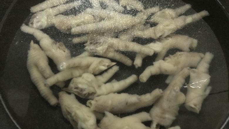 看剧陪伴的小零嘴,泡椒鸡爪,大火煮开后,放入鸡爪。煮大概7/8分钟,用筷子能穿透。