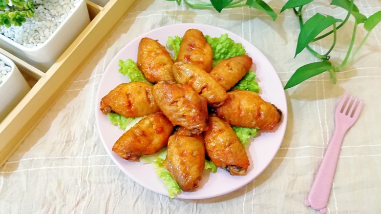 土豆烤鸡翅,下面的土豆也是软绵焦香,好吃极了。