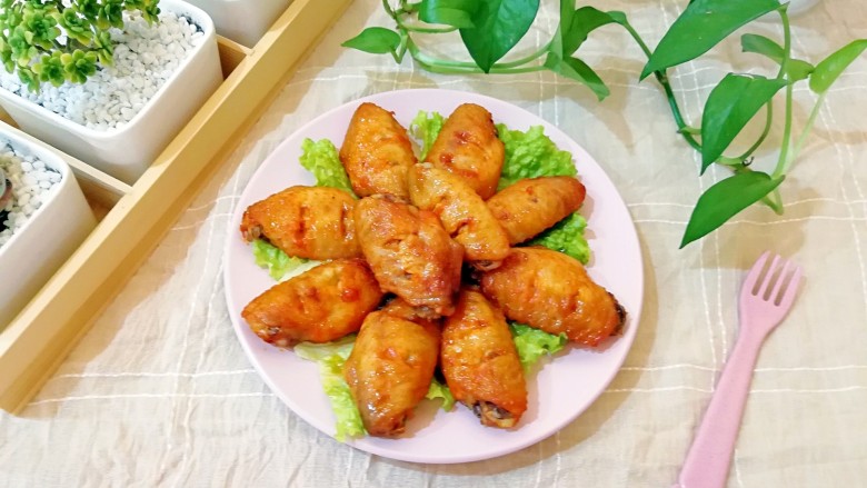 土豆烤鸡翅,外皮焦脆,肉质细嫩的烤鸡翅,妞喜欢的不要不要的。