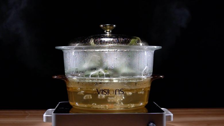 福袋肉粽,中小火将独头蒜炒至金黄,再放入虾米、香菇炒香后放入猪绞肉炒熟