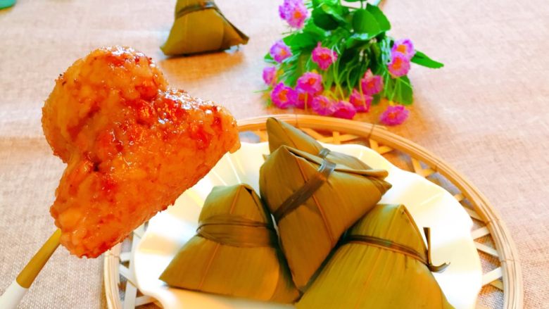 花生蜜枣粽,蘸上红糖,味道更棒哦!