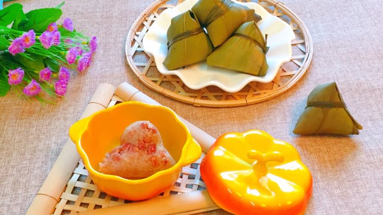 花生蜜枣粽,糯米的软糯,加上花生的香味,还有蜜枣的香甜滋味,超级好吃哦。