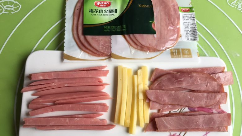 火腿片奶酪面包,利用发酵时间,将火腿排,方腿肉,干奶酪切成条。