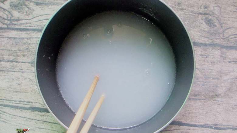 延吉小吃——沾串,把水淀粉放入锅里,小火煮至浓稠
