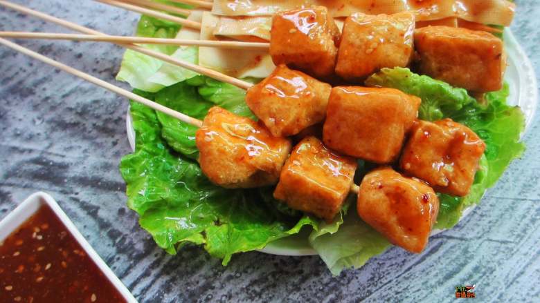 延吉小吃——沾串,蘸料的口感比较浓稠,轻轻一沾,蘸酱立马挂在串上了,吃起来味道香浓