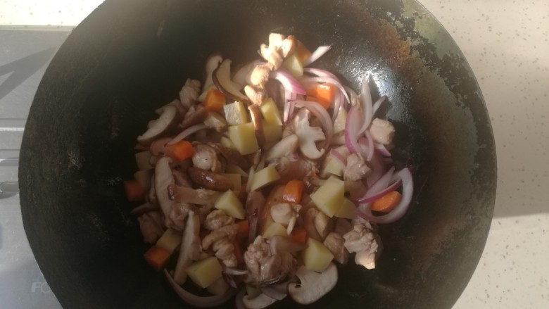 咖喱土豆鸡肉,先炒<a style='color:red;display:inline-block;' href='/shicai/ 94'>鸡肉</a>，再炒其他，各种味道混杂在一起，全部小火炒。