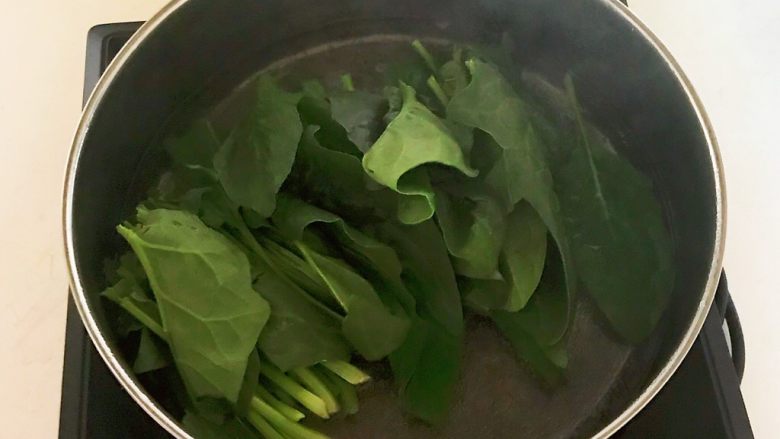 杂蔬火腿羊汤,锅里加入冷水,烧开后加入菠菜焯水2分钟