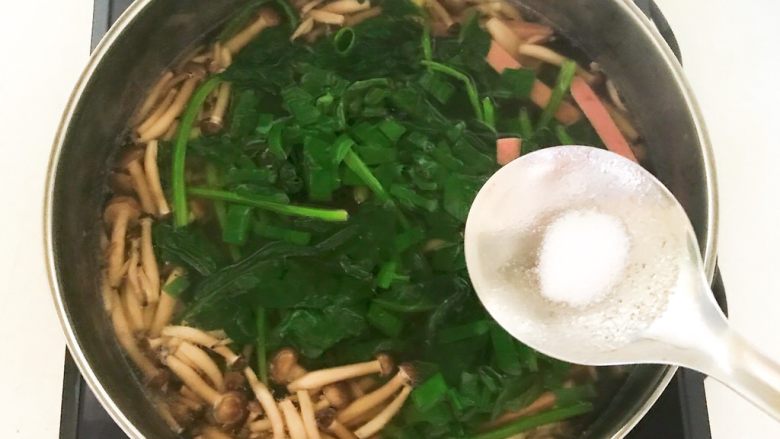 杂蔬火腿羊汤,加入精盐,调匀即可