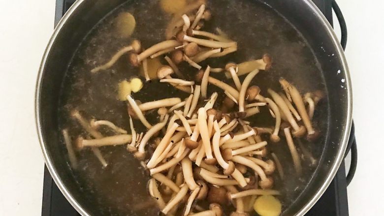 杂蔬火腿羊汤,加入蟹味菇,烧开后煮15分钟