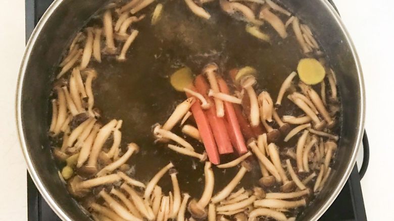 杂蔬火腿羊汤,加入火腿,煮5分钟