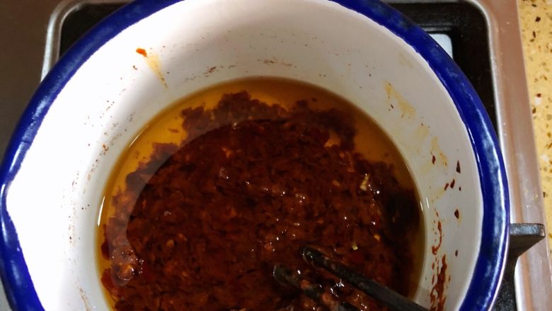 土家肉烧饼,再把剁碎了的郫县豆瓣酱和胡玉美蚕豆酱
倒入香油中小火炸出香味