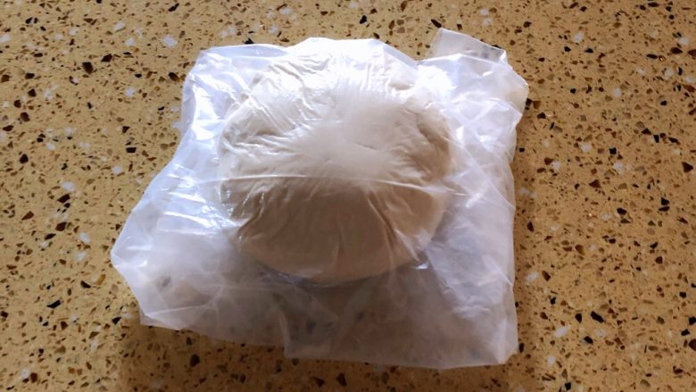 土家肉烧饼,今天室温24左右 揉好的面团用保鲜袋包好发大概1-1.5小时左右即可
冬天的话要用发酵箱发酵