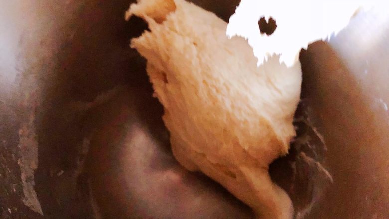 土家肉烧饼,将A材料部分全部倒入厨师机中低速打7-8分钟即可
没有厨师机的同学可以用面包机揉一个面团程序
不同面粉吸水率不同
配方仅供参考大家要根据自己的面粉适当调整水量
没有中粉的话用高粉和低粉1:1兑着用就行