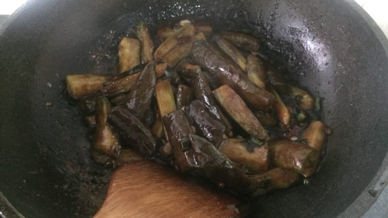 红烧茄子,然后再放入茄子,翻炒一会加少许盐就可以出盘了