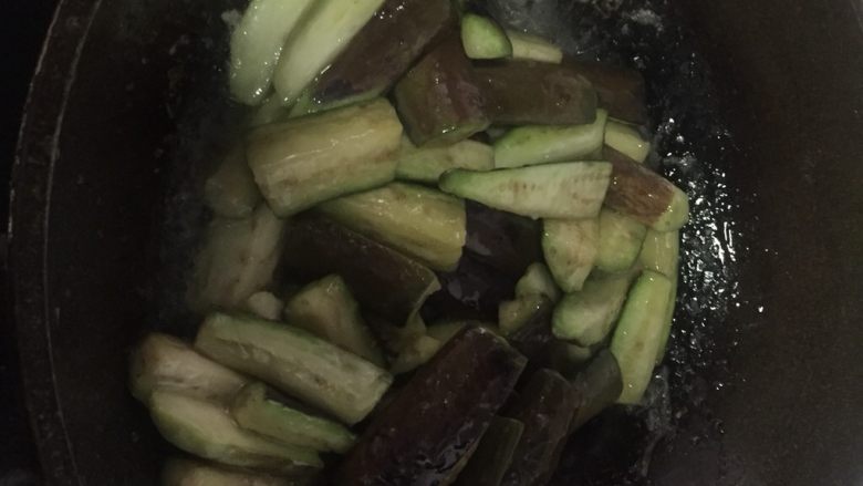红烧茄子,放食油等油热点直接放茄子炒,加点水茄子软的快。等茄子都炒软了,装盘备用。