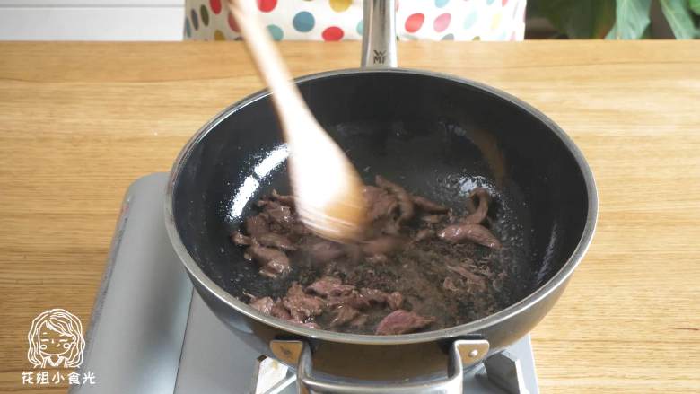 24m+扁豆焖面,热锅下油,放牛肉,炒至变色~