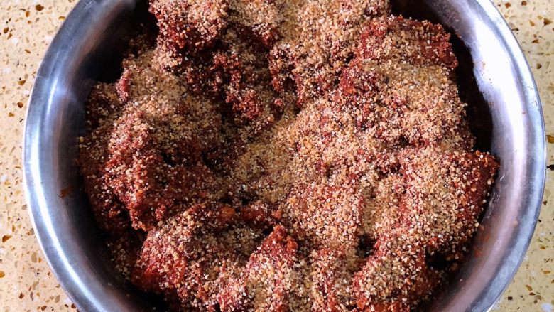 橙氏私房粉蒸肉,全部铺好后 用筷子把中间挖开一点点
蒸的时候蒸汽可以进去 最后再面上再撒一点米粉