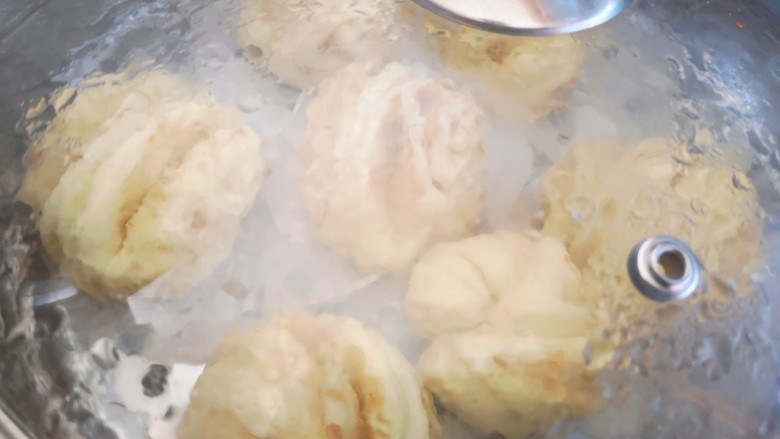 油渣花卷,蒸15分钟后关火,先不要开盖静置2分钟