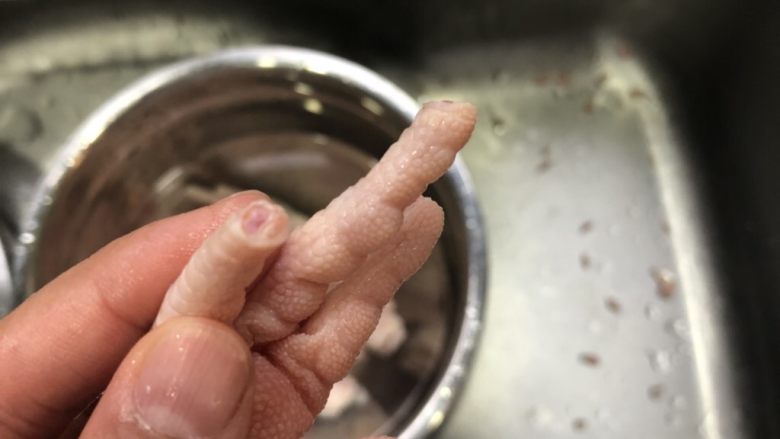 卤香鸡爪,剪掉爪子