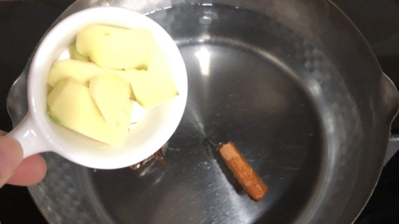 卤香鸡爪,放入生姜