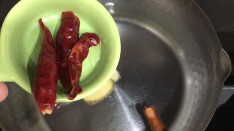 卤香鸡爪,放入辣椒
